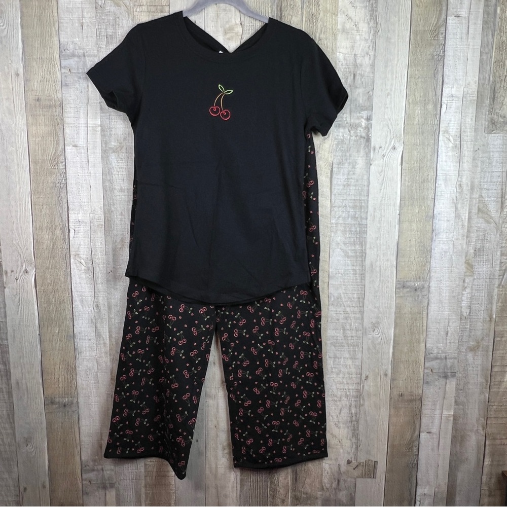 Mac & Belle Vintage Size Medium 2-pc PJ’s Top & Capri Length Pants Cherr…